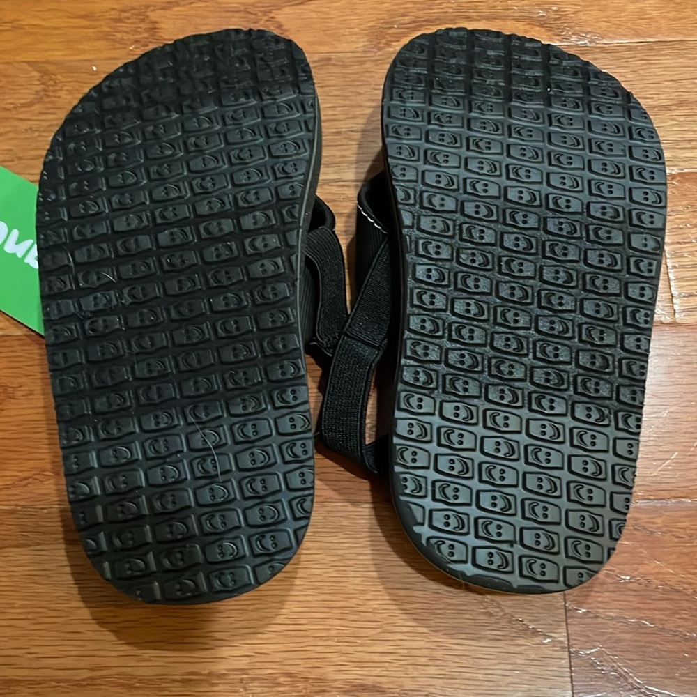 🍀 Sanuk Black Flip Flops with Green Accents boys size 9-10
NWT - Picture 4 of 5